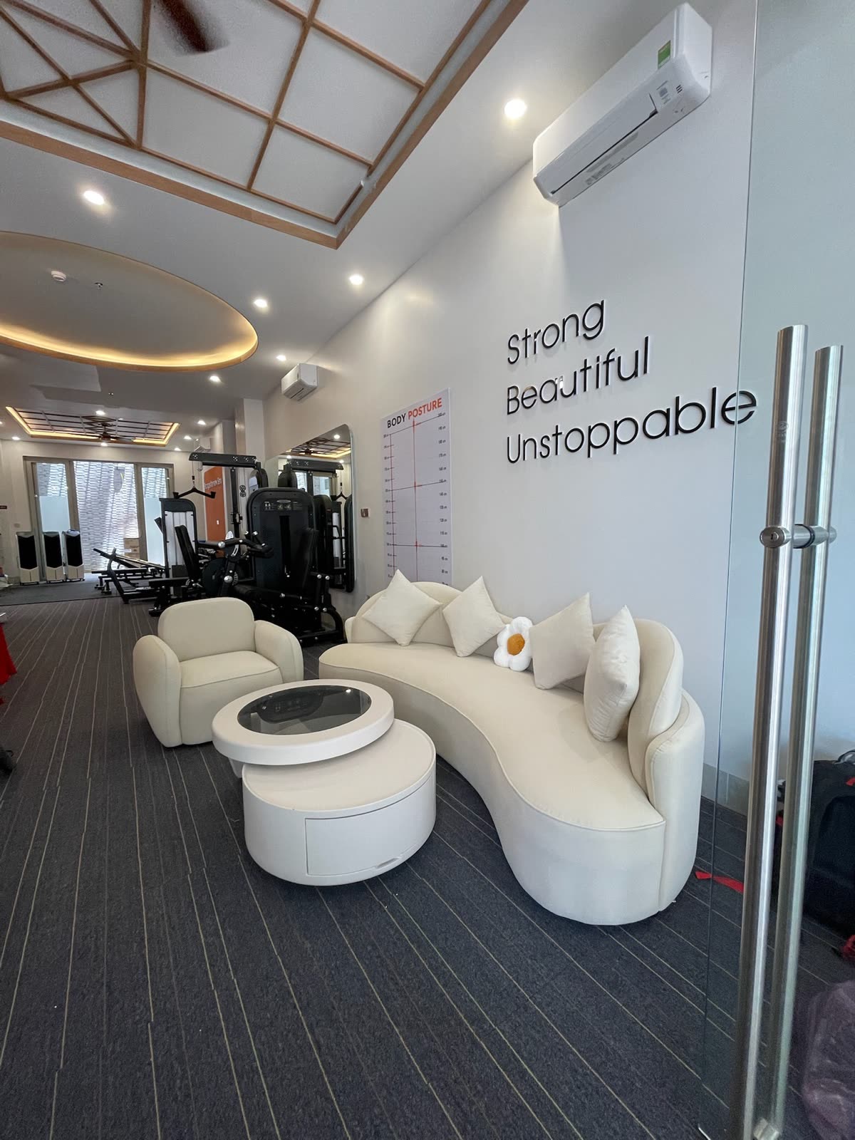 Đường cong showroom